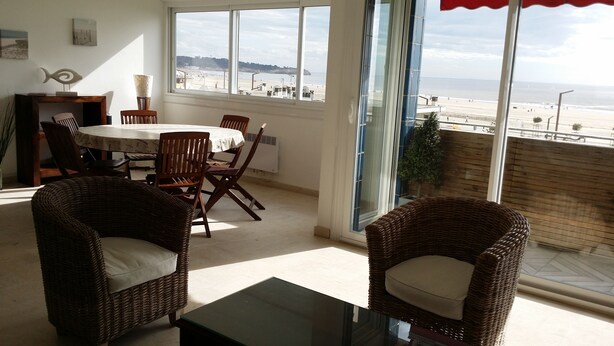 A room with a view of the beach, wicker chairs, a table, and a small dining set. - Apart. w/ panoramic sea view facing beach for 6 people, Saint-Georges-de-Didonne (Saint-Georges-De-Didonne)