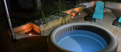 Outdoor spa tub