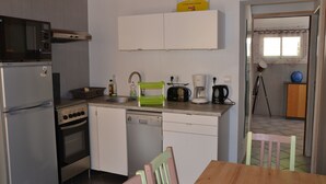Kaffetrakter/tekoker, kjøleskap, mikrobølgeovn og ovn