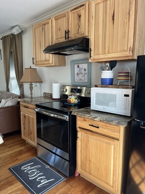 Jääkaappi, mikroaaltouuni, uuni, liesi