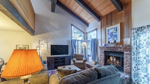 A cozy living room with a fireplace, comfortable seating, and a television. - Sunrise15: close to Snowcreek Golf Course (Mammoth Lakes)