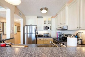 Fridge, microwave, oven, stovetop - Sur La Plage-Oceanfront & Pool (Fernandina Beach)