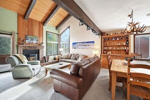 Televisión, chimenea y estéreo 