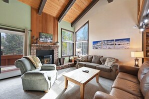 Televisión, chimenea y estéreo 