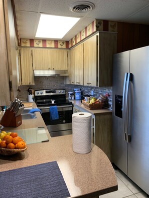 Refrigerador, microondas, horno y parrilla de estufa 