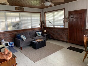 Smart TV, libros y estéreo 