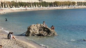 Beach nearby, sun loungers, beach towels