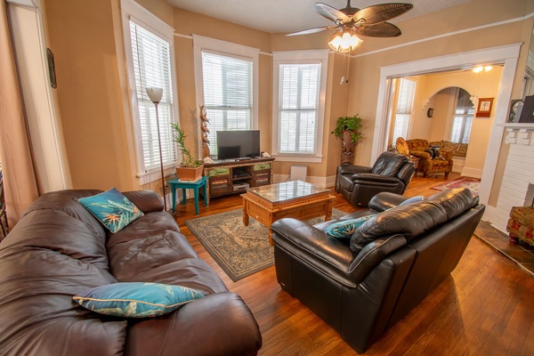 Smart TV, lettore DVD, tavolo da calcetto, tavolo da ping pong