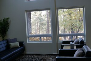 Smart-TV, Kamin, Tischfußball, Tischtennisplatte