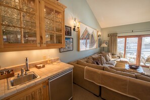 Smart TV, fireplace, DVD player, stereo