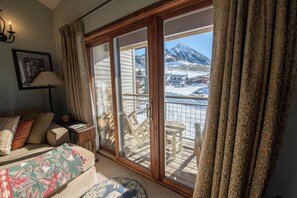 Een smart-tv, een open haard, een dvd-speler en een stereo