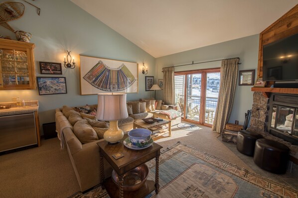 Een smart-tv, een open haard, een dvd-speler en een stereo