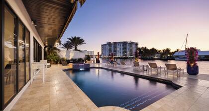 Enjoy the Intracoastal Views! Private Pool+Hot Tub - Walk to Beach&Town