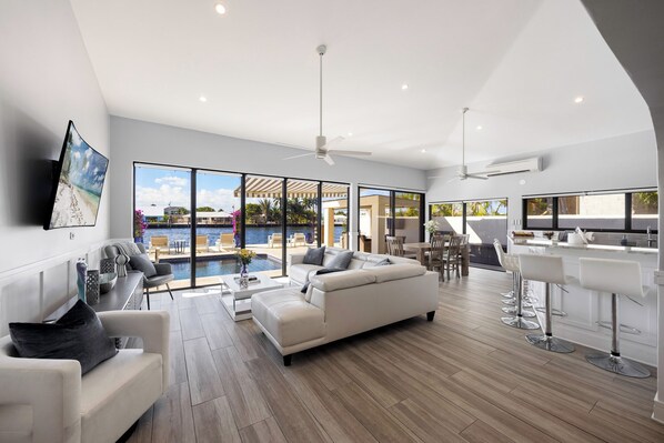 Televisión de pantalla plana y libros 