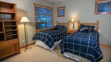 3 habitaciones, tabla de planchar con plancha, internet y ropa de cama