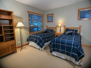 3 slaapkamers, een strijkplank/strijkijzer, internet, beddengoed