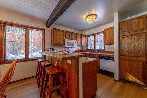 Batterie de cuisine, vaisselle et ustensiles