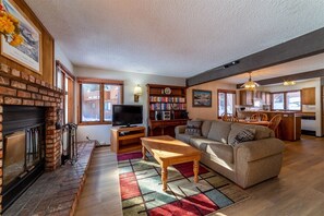 电视、壁炉、立体声音响