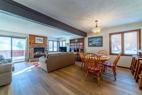 电视、壁炉、立体声音响