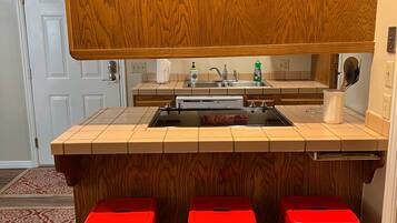 Een koelkast, een microgolfoven, een oven, een kookplaat