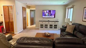 Una Smart TV, un reproductor de DVD, un futbolín