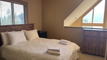 3 bedrooms, desk, iron/ironing board, WiFi