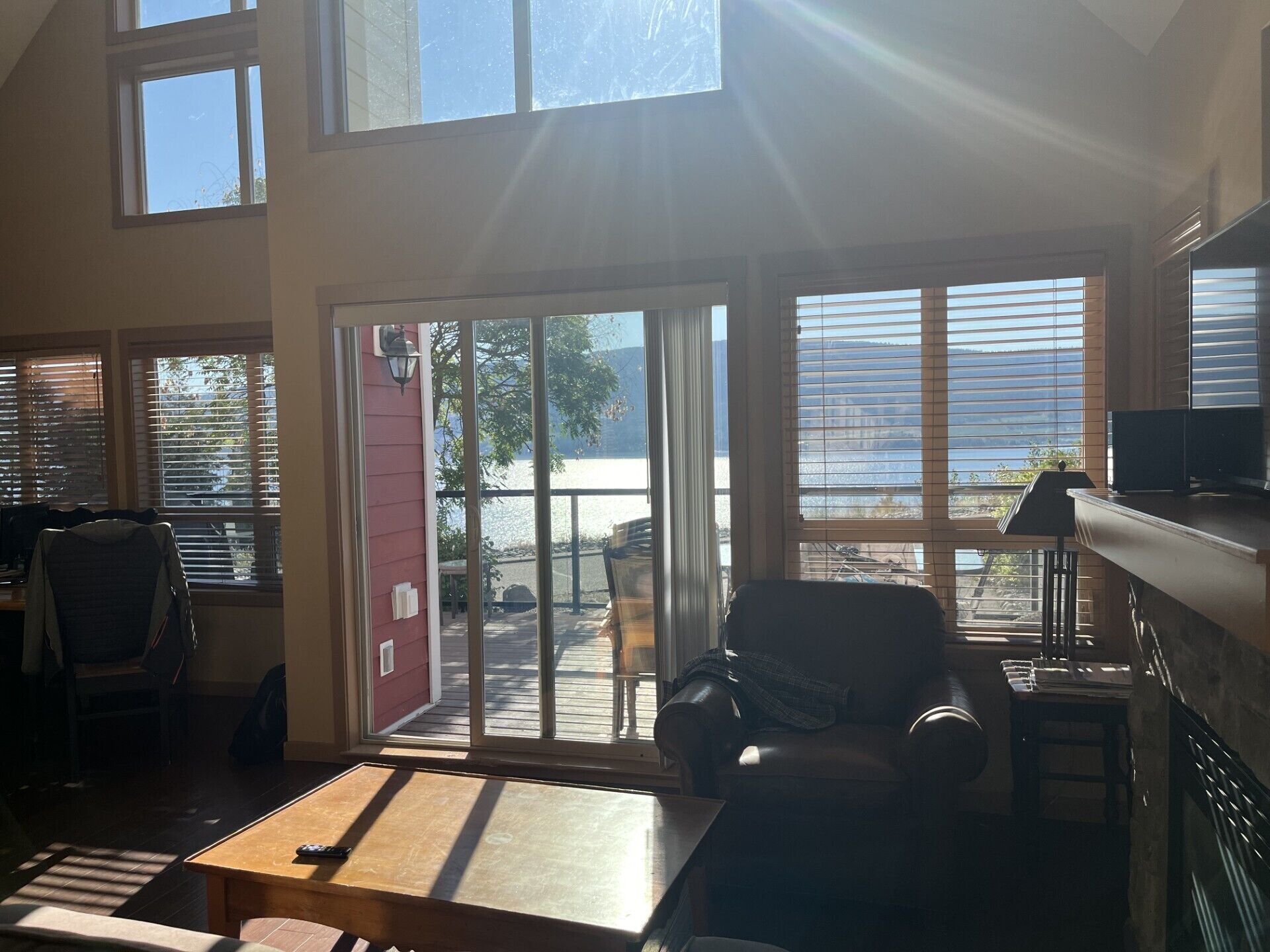 TV connectée, cheminée, lecteur de DVD, services de streaming