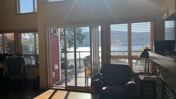 TV connectée, cheminée, lecteur de DVD, services de streaming