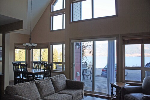Amazing unobstructed Lake Okanagan view at Resort - off season rates
