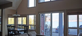 Amazing unobstructed Lake Okanagan view at Resort - off season rates