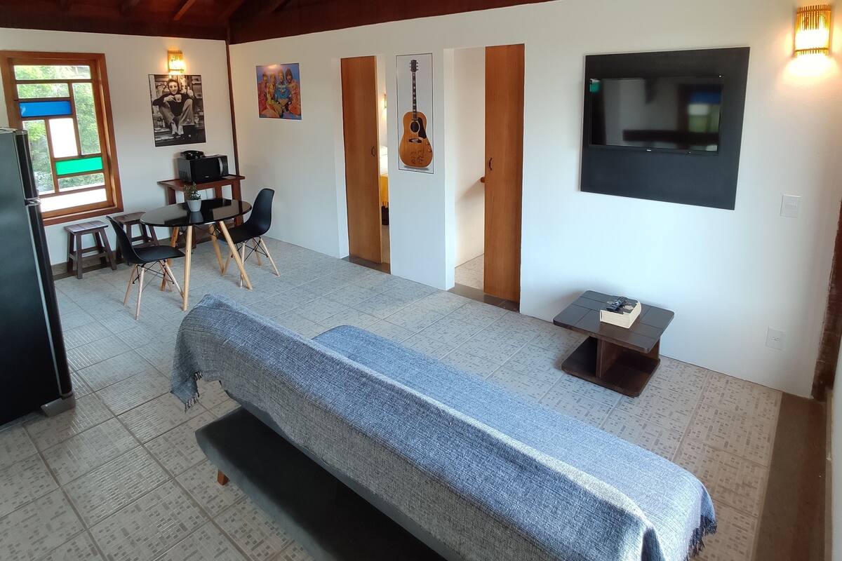 Panoramic Studio, 2 Queen Beds, Pool View | Living room