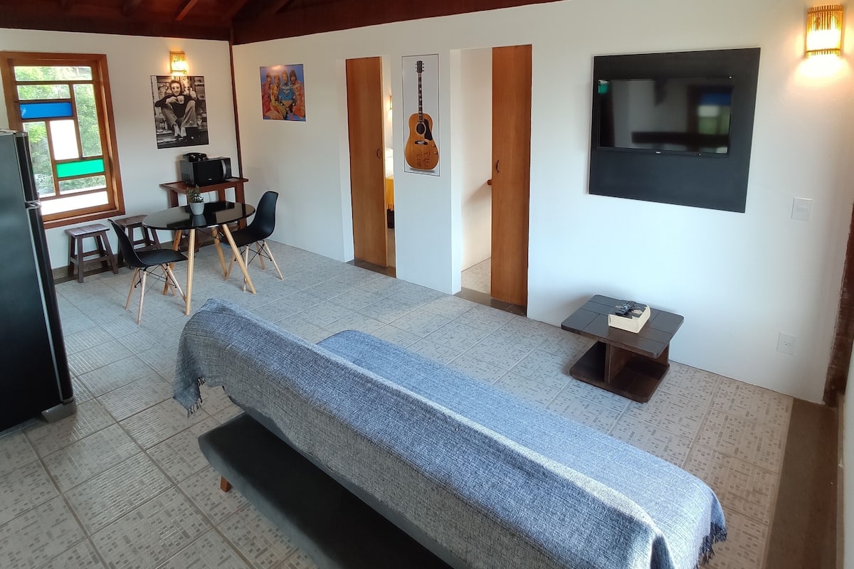 Estudio panorámico, 2 camas Queen size, vista a la alberca | Sala de estar | Smart TV