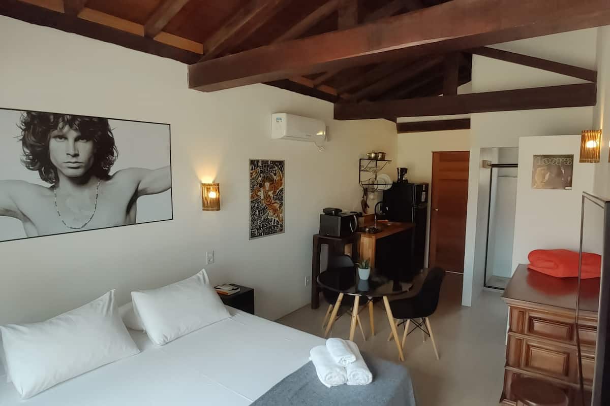 Estudio básico, 1 cama Queen size, para no fumadores, vista a la alberca | Decoración personalizada, cortinas blackout y insonorización