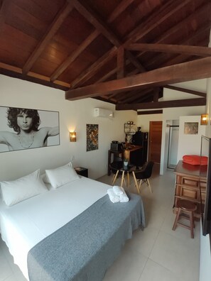 Decoración personalizada, cortinas blackout y sistema de insonorización 