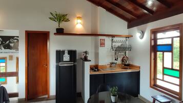 Estúdio panorâmico, 2 camas Queen, vista para a piscina | Cozinha privada | Geladeira, micro-ondas, fogão, chaleira elétrica