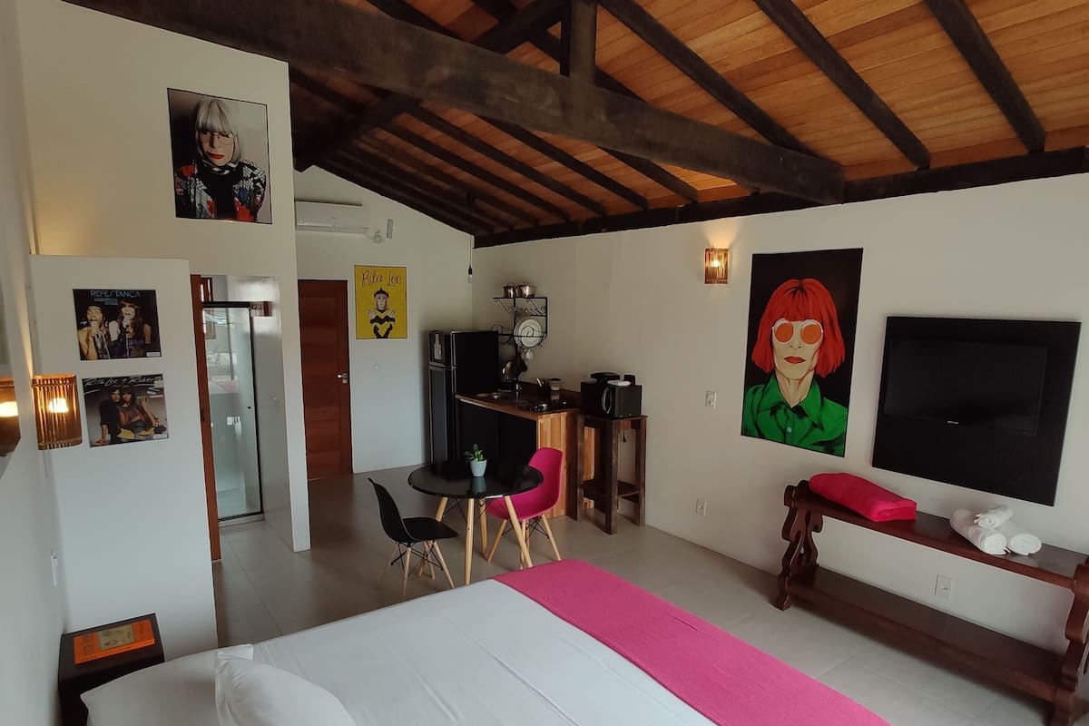 Estudio clásico, 1 cama Queen size, para no fumadores, vista a la alberca | Decoración personalizada, cortinas blackout y insonorización