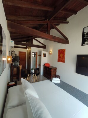 基本開放式客房, 1 張加大雙人床, 非吸煙房, 泳池景 | 獨特設計、遮光窗簾/窗簾、隔音、免費 Wi-Fi