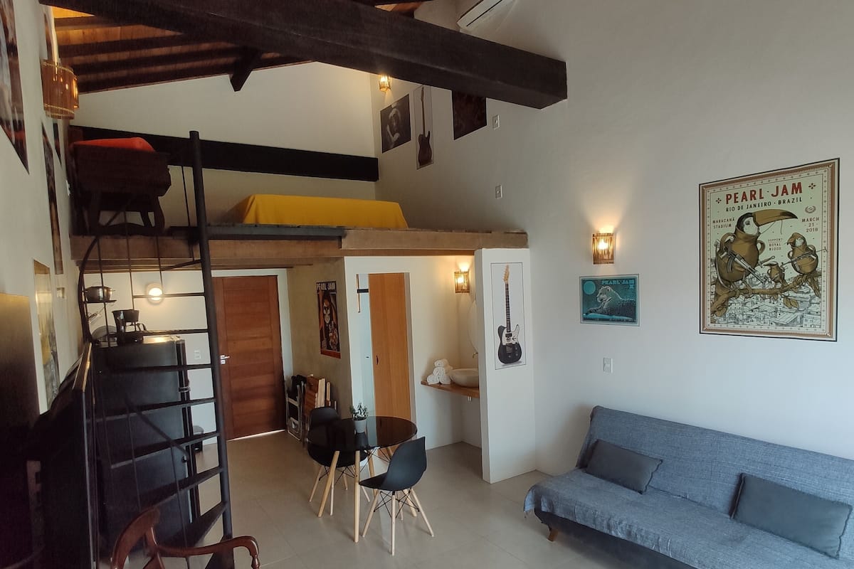 Estudio, 1 cama Queen size y sofá cama, para no fumadores, vista a la alberca | Sala de estar | Smart TV
