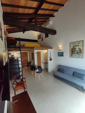 開放式客房, 1 張加大雙人床及 1 張梳化床, 非吸煙房, 泳池景 | 客廳 | 智能電視