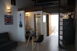 Decoración personalizada, cortinas blackout y sistema de insonorización 