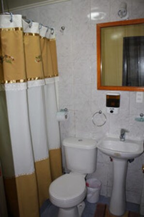 Appartement Familial, 2 chambres | Salle de bain | Douche, douche à « effet pluie », articles de toilette gratuits