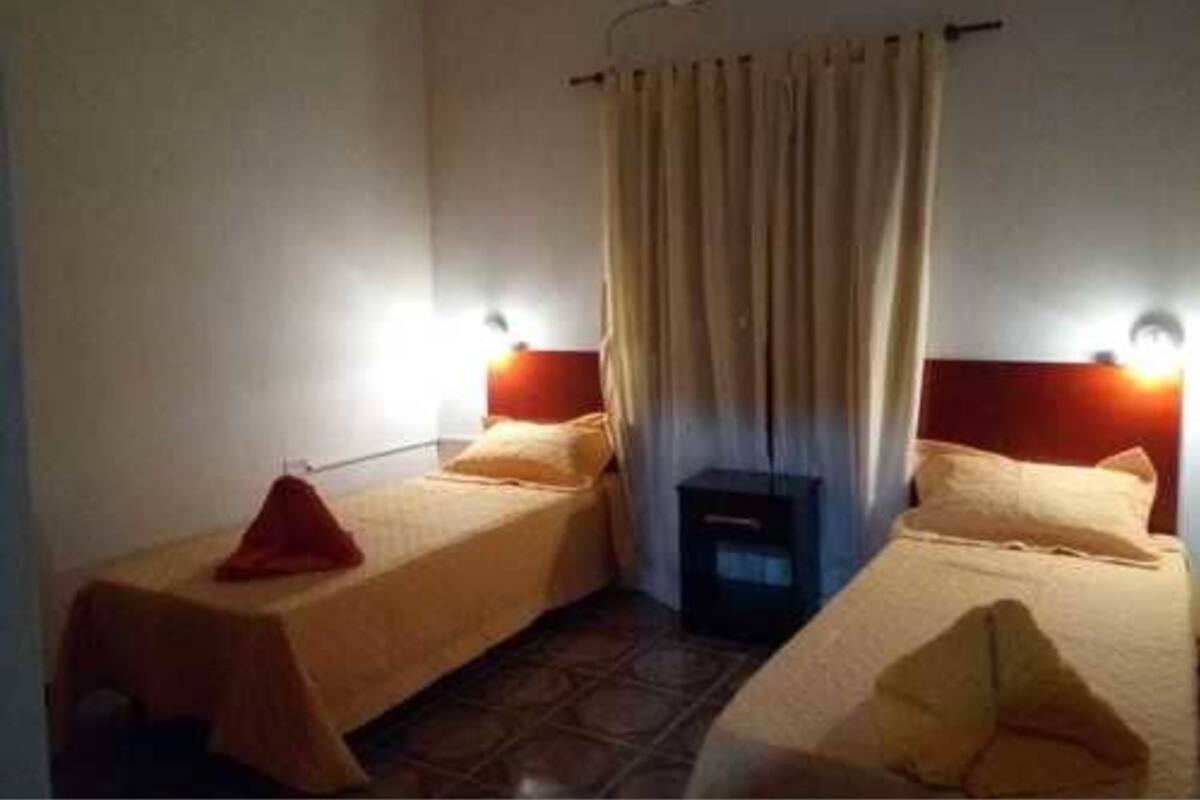 Roupas de cama premium, escrivaninha, camas extras/dobráveis (sobretaxa)