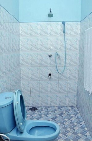 Deluxe Room, 1 Double Bed, Non Smoking | Bathroom | Shower - Viveka Inn Guest (Thissamaharama)