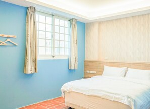 Premium bedding, desk, laptop workspace, blackout curtains - TipsyHotel (Jincheng)