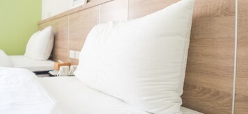 Standard Twin Room | Premium bedding, desk, laptop workspace, blackout drapes