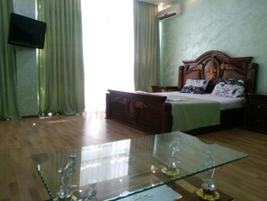 办公桌、隔音、婴儿床、免费 WiFi