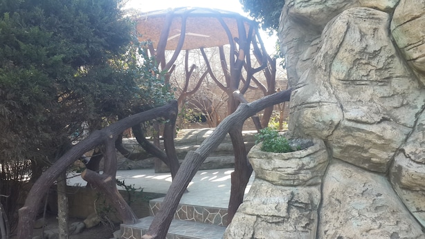 Una escala de pedra amb un disseny natural, que condueix a una construcció de fusta.
