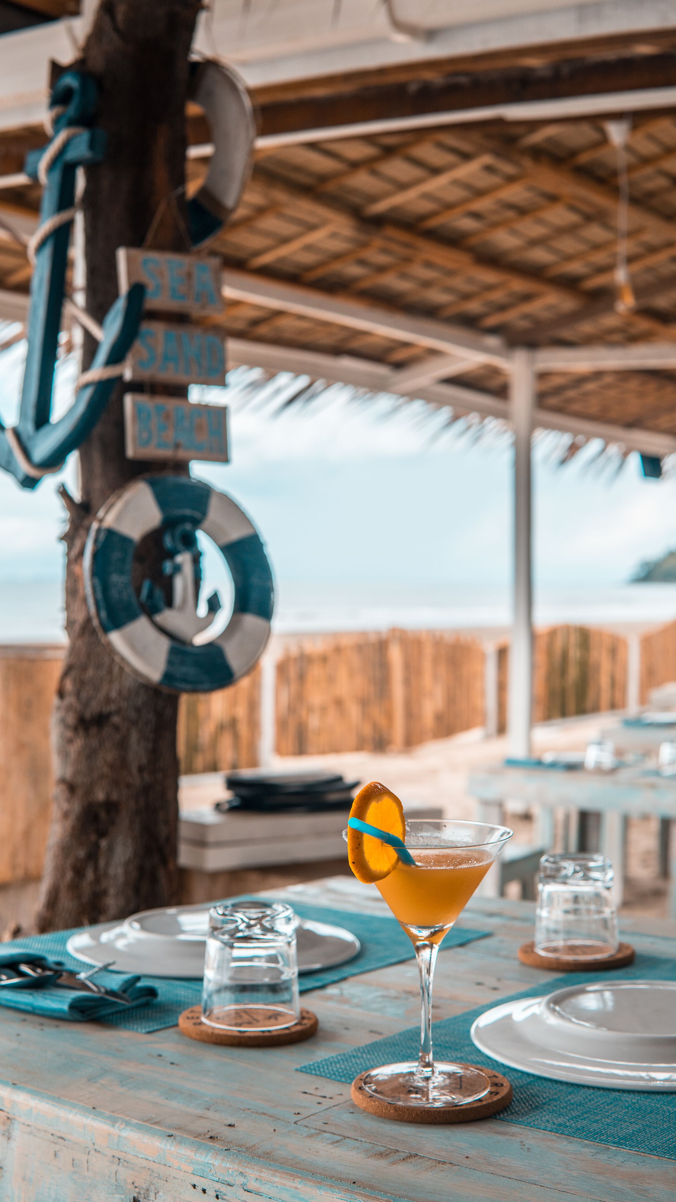 Melayani sarapan dan makan siang dengan sajian masakan internasional