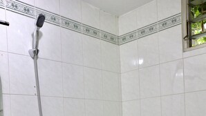 Kylpyhuone, jossa on wc, pesuallas ja suihku.
