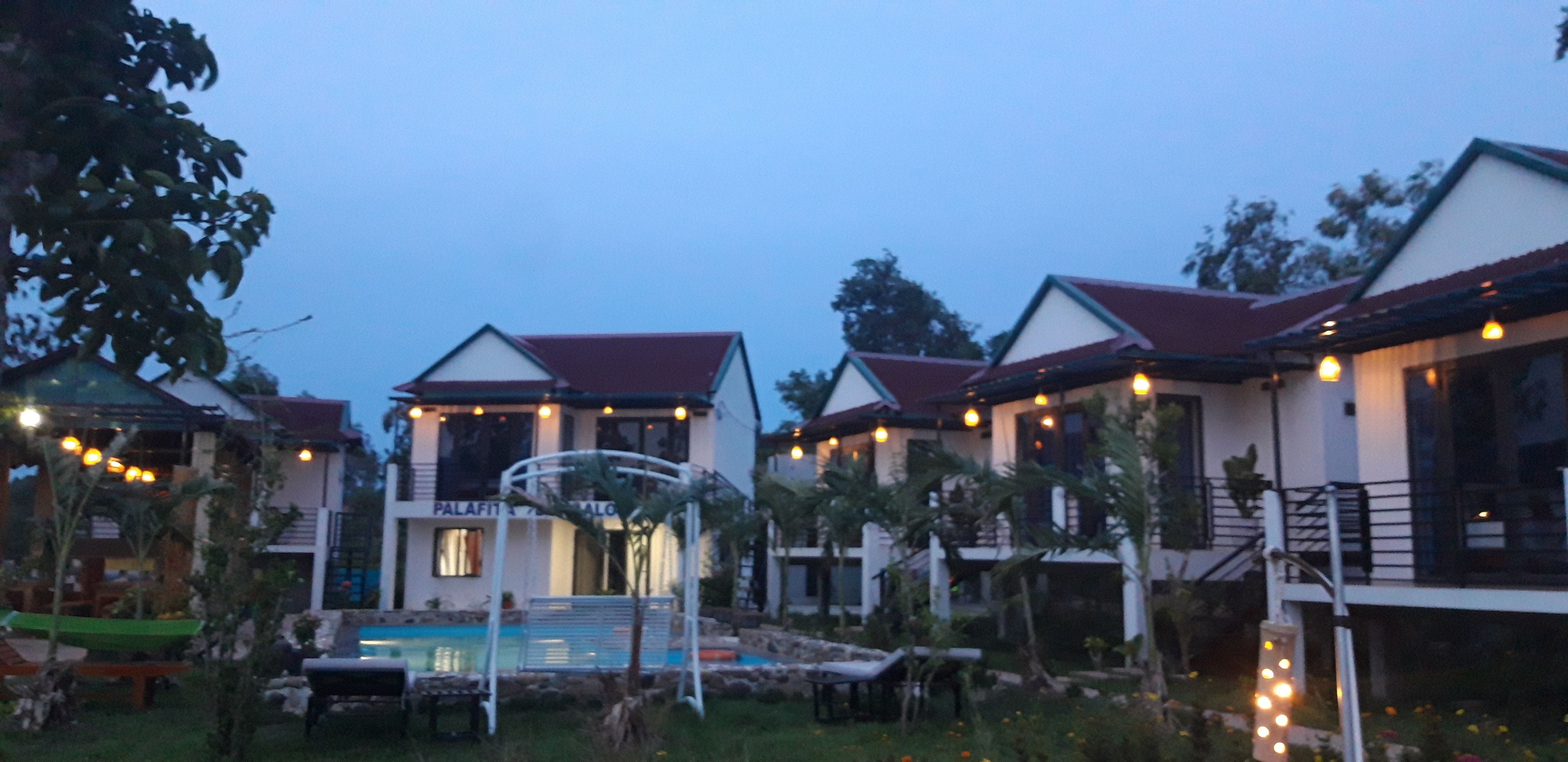 A row of houses with a swimming pool in the center.